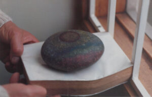 Piedra pintada por Alfa y Omega